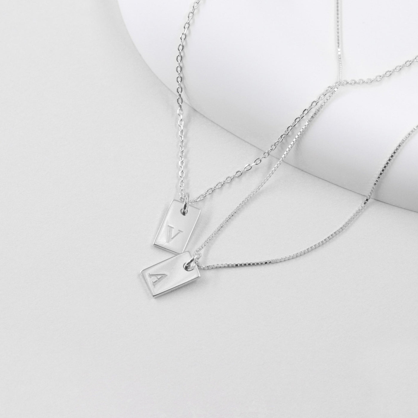 Collier Nina avec Pendentif Rectangulaire Initiale en Argent Massif - Petite Vagabonde