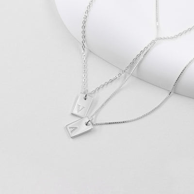 Collier Nina avec Pendentif Rectangulaire Initiale en Argent Massif - Petite Vagabonde