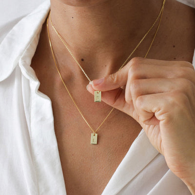 Collier Nina avec Pendentif Rectangulaire Initiale en Argent Massif - Petite Vagabonde