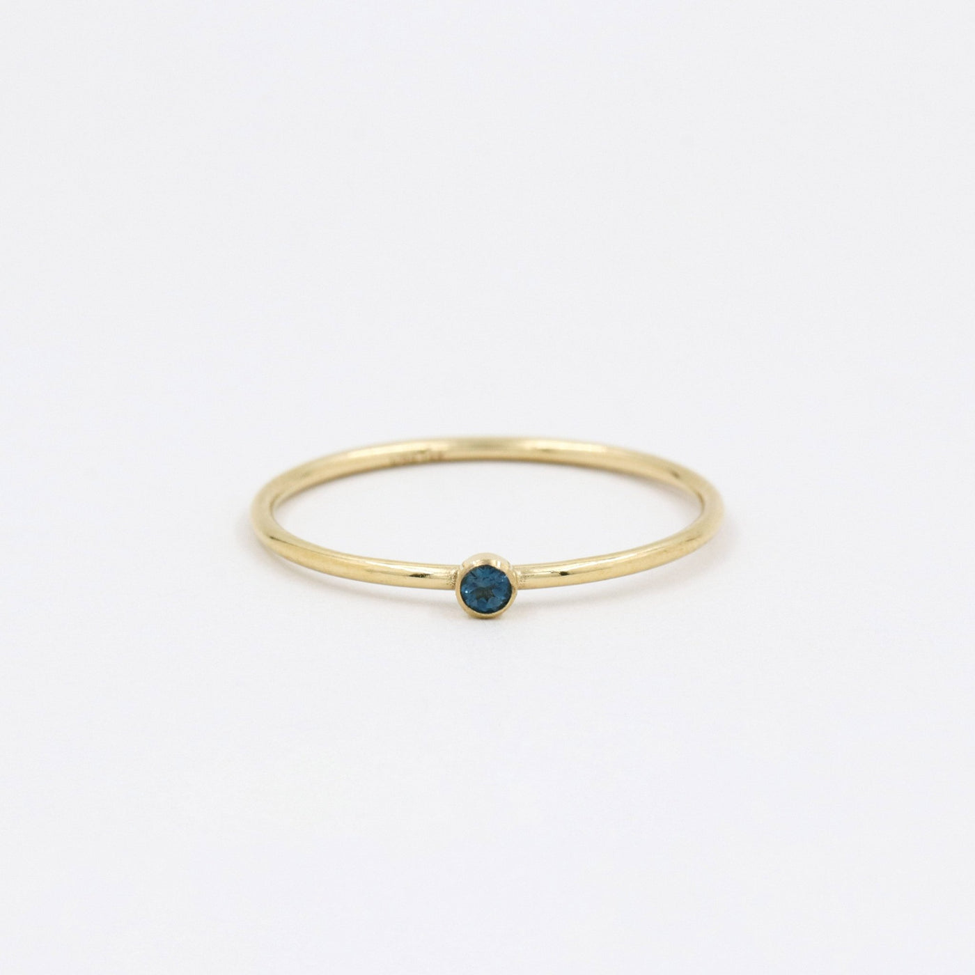 Bague 2mm avec Topaze Bleue Foncée Naturelle - Petite Vagabonde