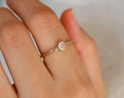 Bague 4mm avec Opale Éthiopienne Naturelle - Petite Vagabonde