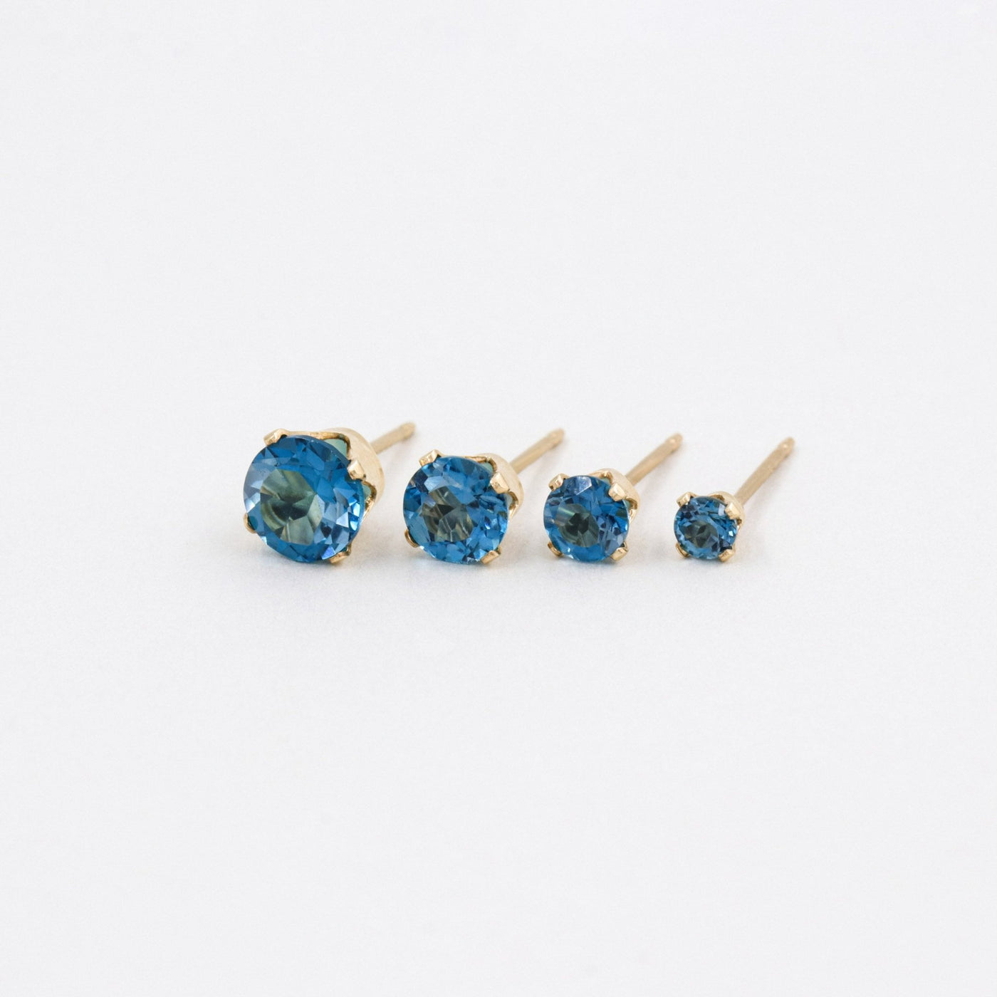 Puces d'oreilles 3-6mm avec Topaze Bleue Foncée Naturelle - Petite Vagabonde